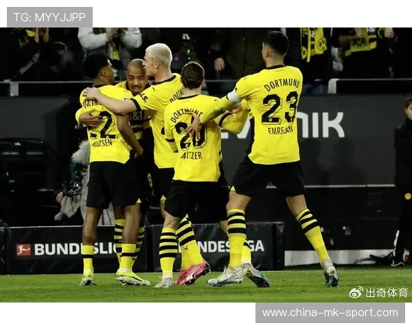 多特边路传中为前锋创造空档：空档背后的攻防艺术